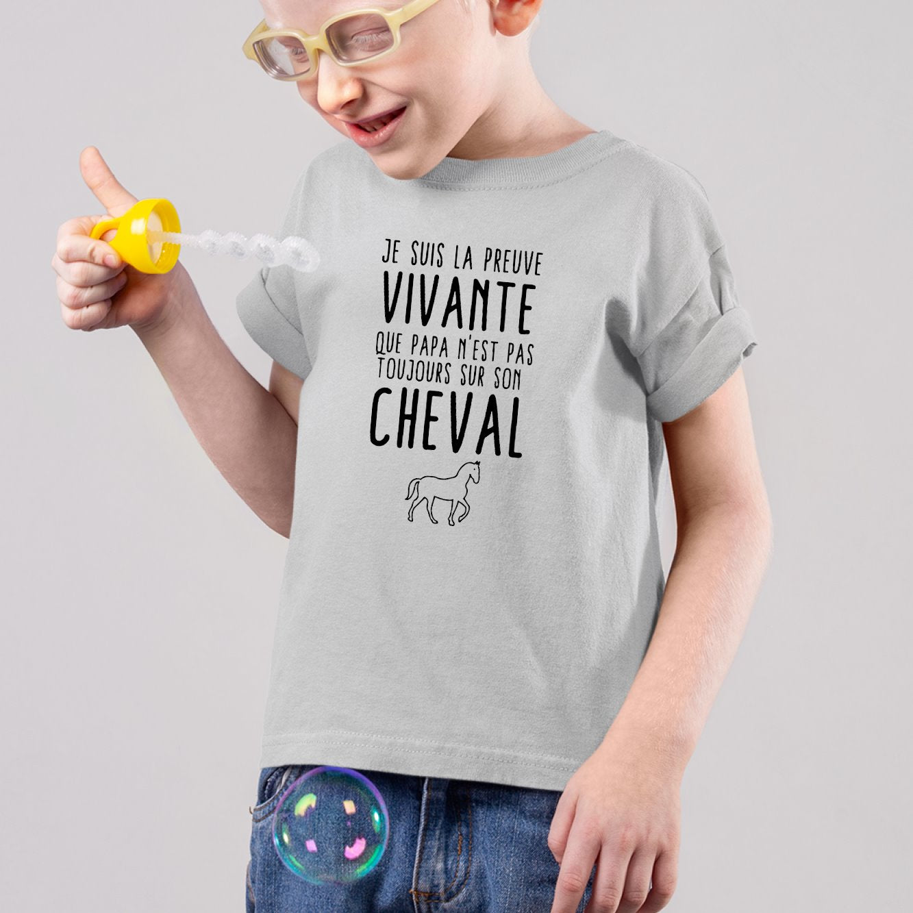 T-Shirt Enfant Preuve que papa n'est pas toujours sur son cheval Gris