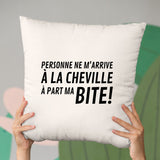 Coussin Personne ne m'arrive à la cheville Beige