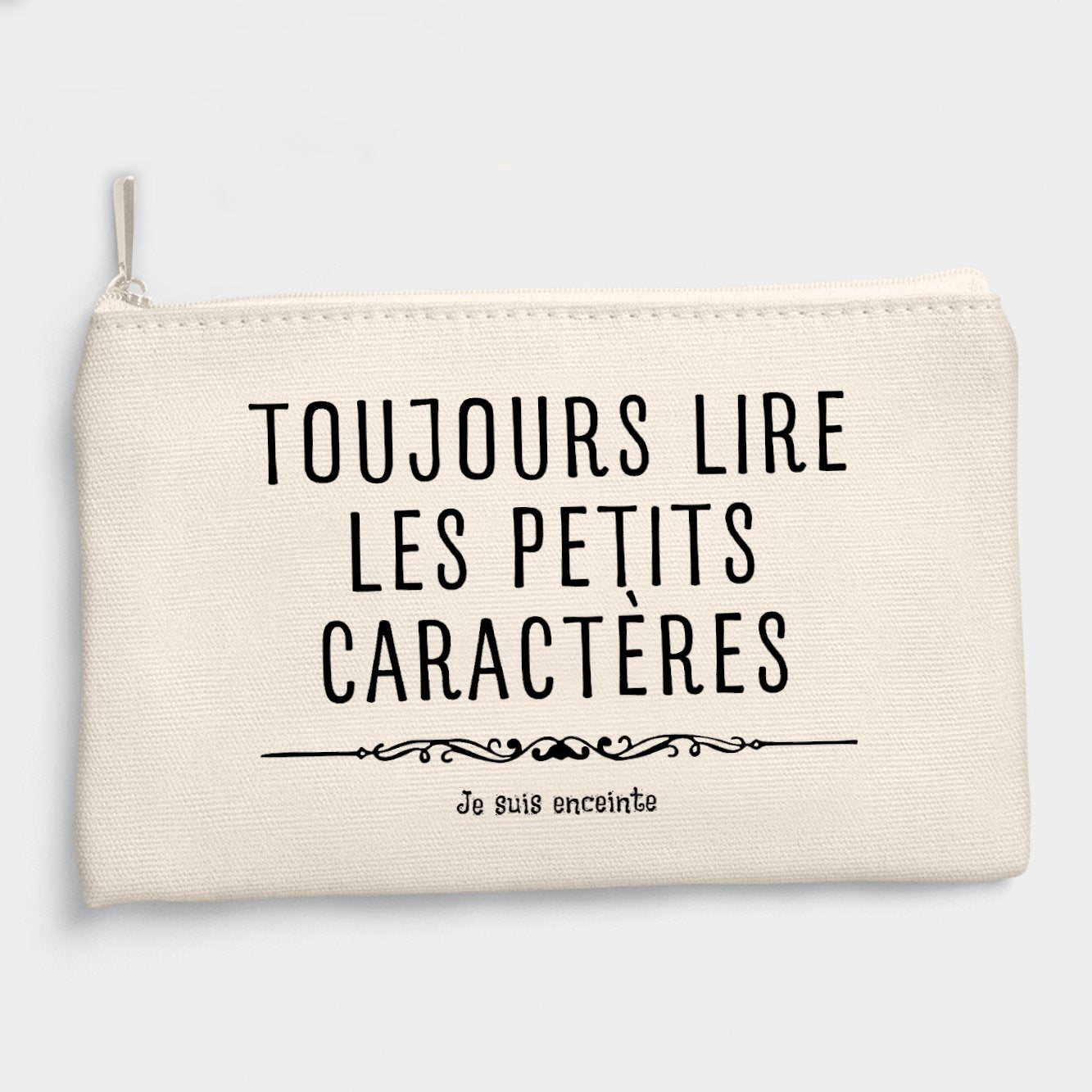 Pochette Toujours lire les petits caractères car je suis enceinte Beige