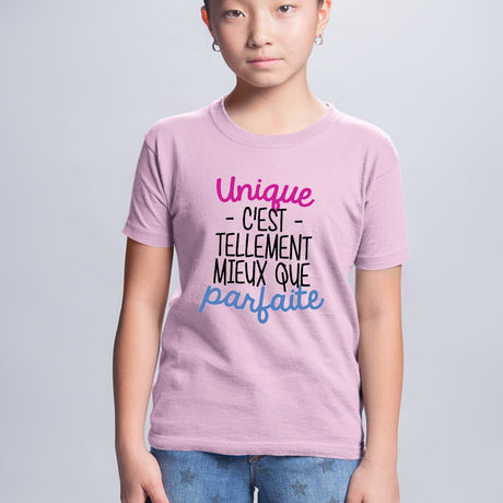 T-Shirt Enfant Unique c'est tellement mieux que parfaite Rose